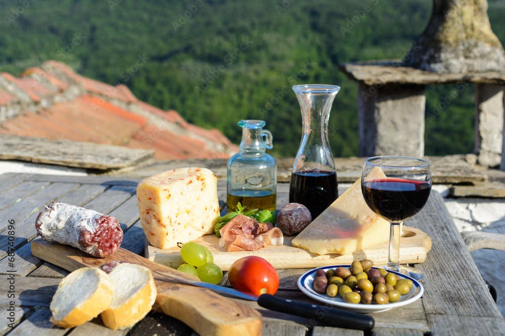 gedeckter Tisch mit mediterranen Spezialitäten