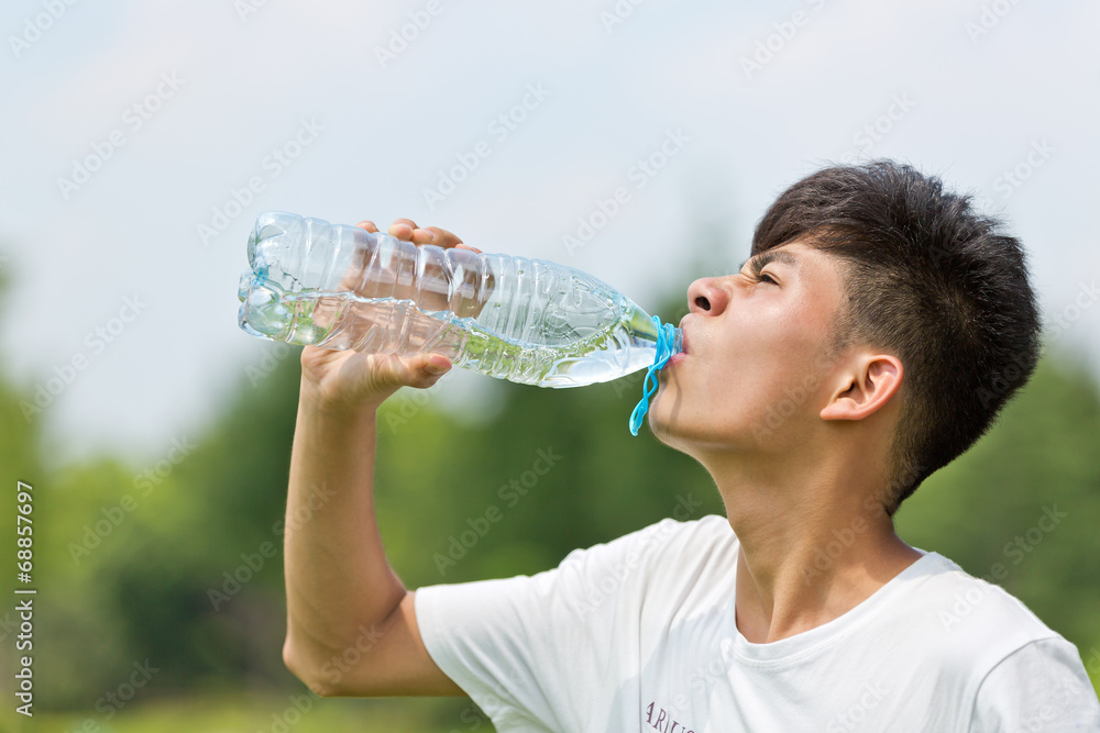 炎炎夏日喝水中国男孩