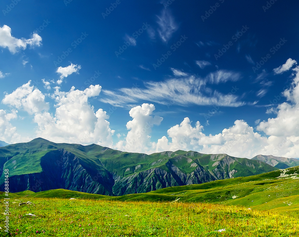 高山和云朵。自然景观