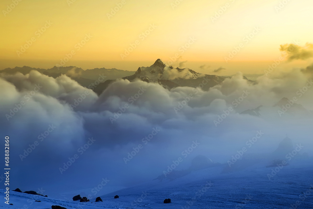 云中高山。美丽的自然景观