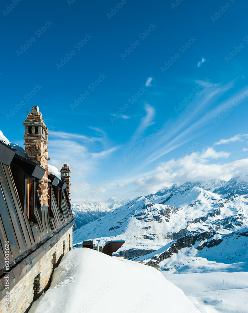 雪山上的建筑烟囱