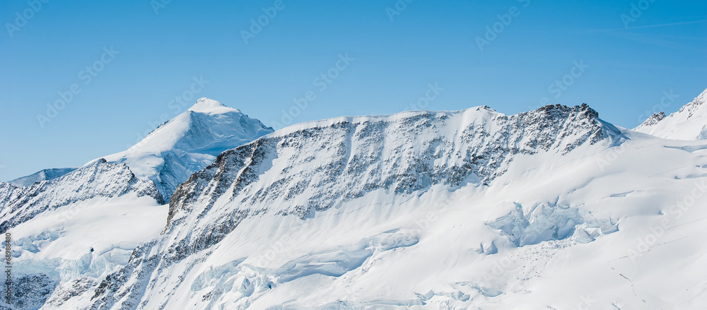 少女峰地区的蓝天雪山景观