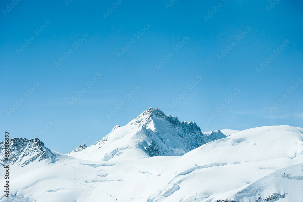 蓝天映衬下美丽的雪山