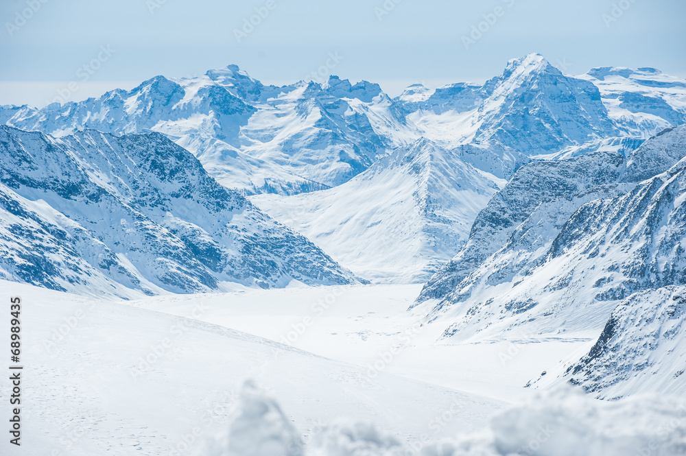 少女峰地区的蓝天雪山景观