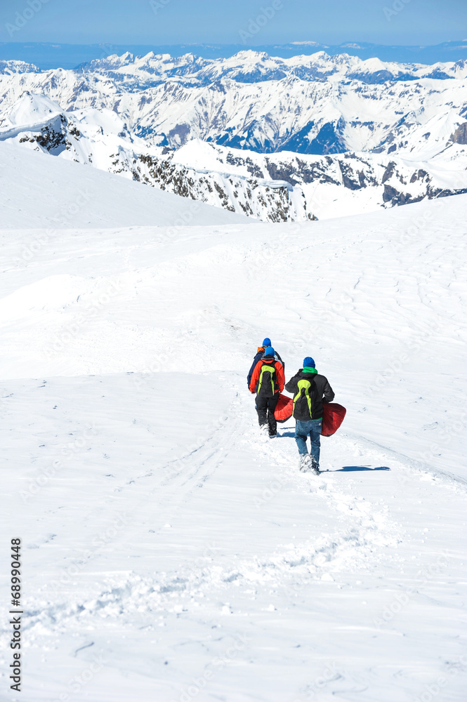 一群徒步登山者在雪地上走进大山