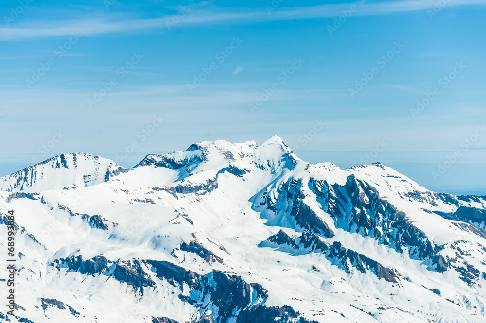 蓝天映衬下美丽的雪山