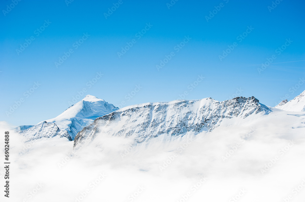 少女峰地区的蓝天雪山景观