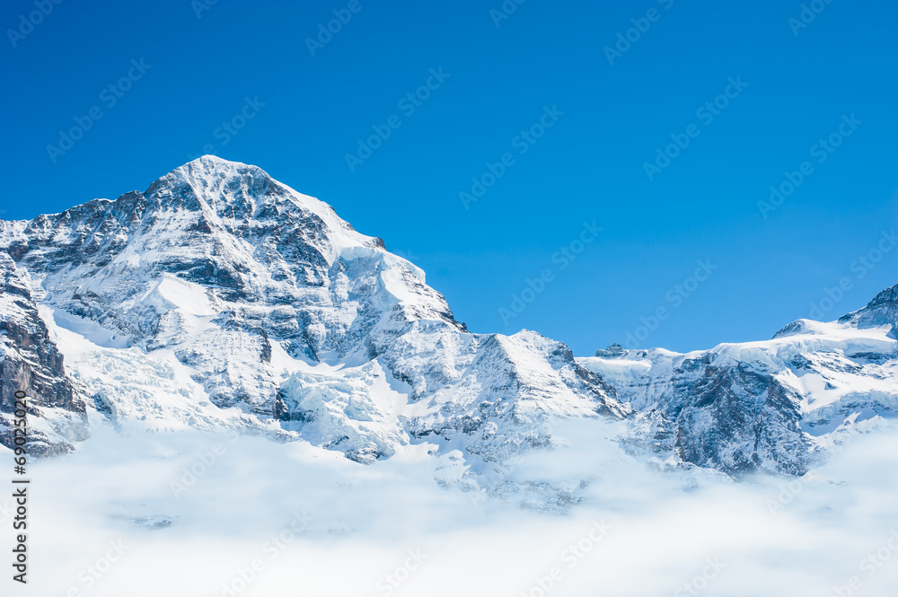 少女峰地区的蓝天雪山景观