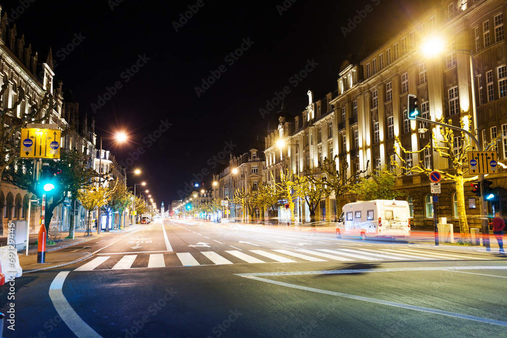 卢森堡夜晚的自由大道景观