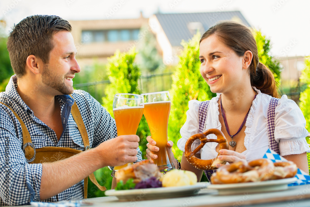 Glückliches Paar im Biergarten in Bayern