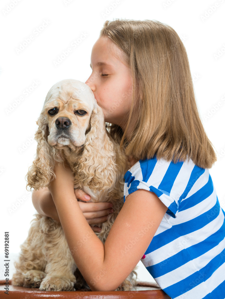 美丽的微笑女孩和美国猎犬