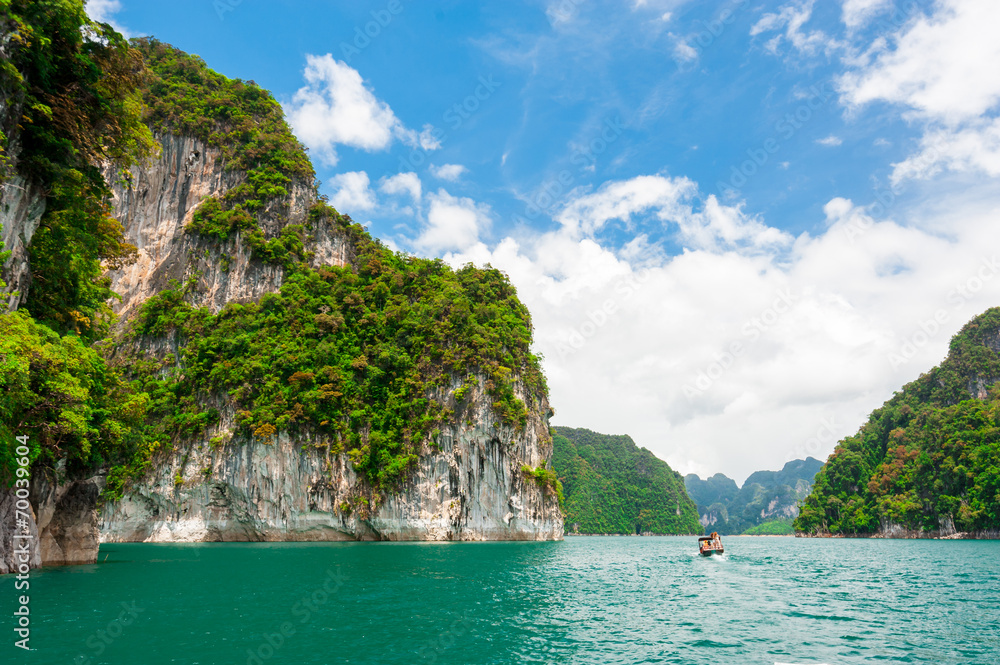 石山碧水上船的美景