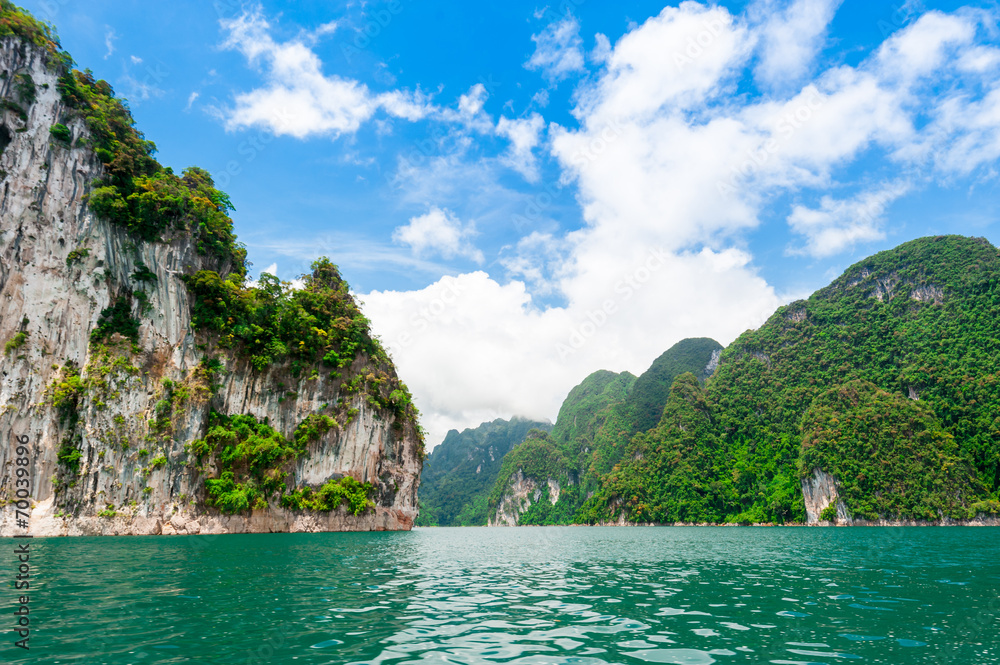 碧绿碧水岩山美景