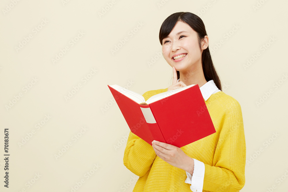 読書する女性