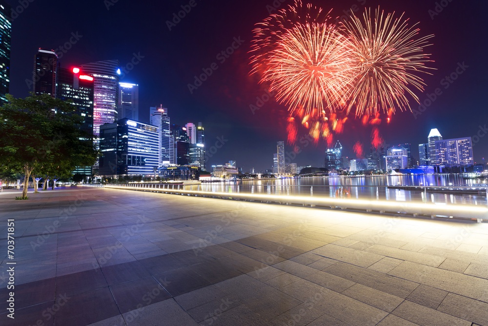 烟花与繁华城市夜景