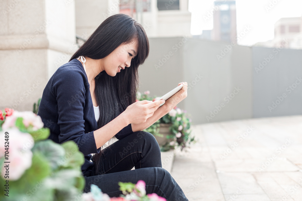 带笔记本电脑的亚洲年轻女性