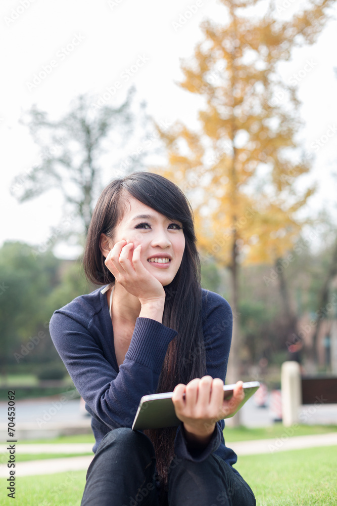 带笔记本电脑的亚洲年轻女性