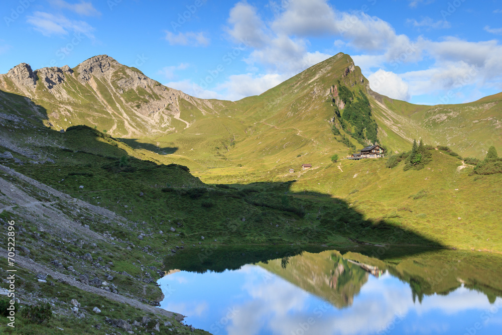 Rote Spitze und Landsberger Hütte mit Spiegelung im See