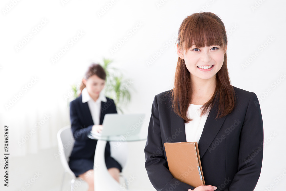 asian businesswomen in the office