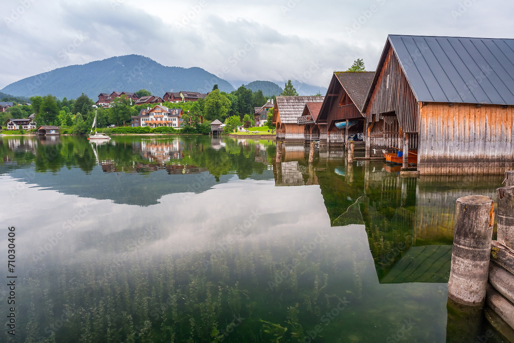 奥地利阿尔卑斯山脉的Idyllic Grundlsee湖