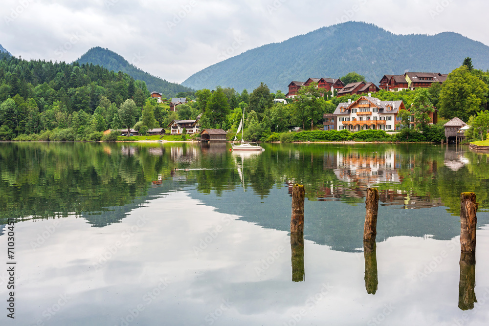 奥地利阿尔卑斯山脉的Idyllic Grundlsee湖