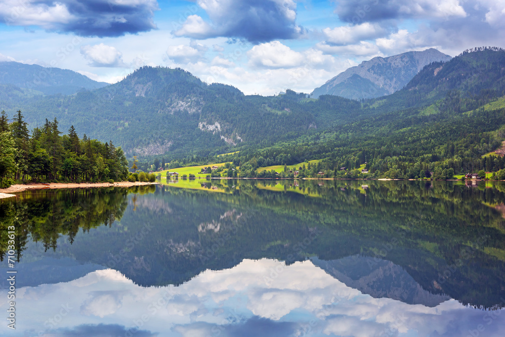 奥地利阿尔卑斯山脉的Idyllic Grundlsee湖