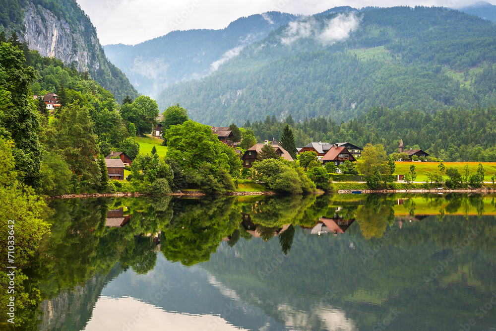 奥地利阿尔卑斯山脉的Idyllic Grundlsee湖