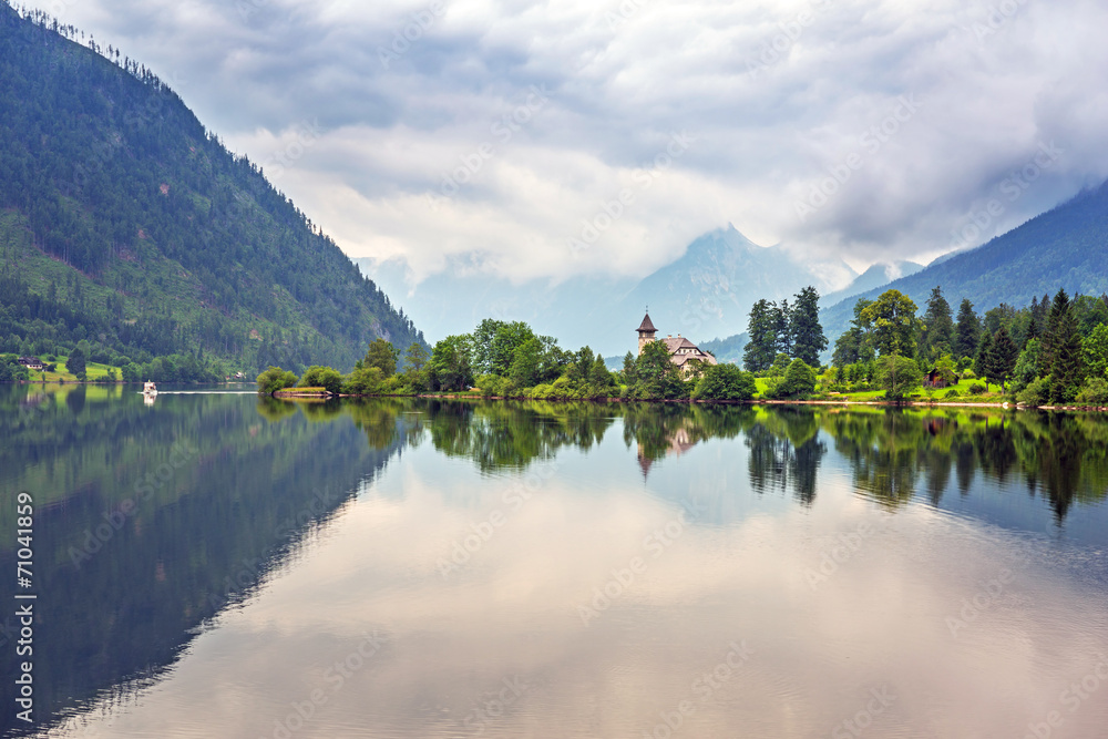 奥地利阿尔卑斯山脉的Idyllic Grundlsee湖