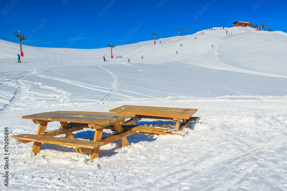 法国拉图塞尔山区的滑雪缆车和滑雪场