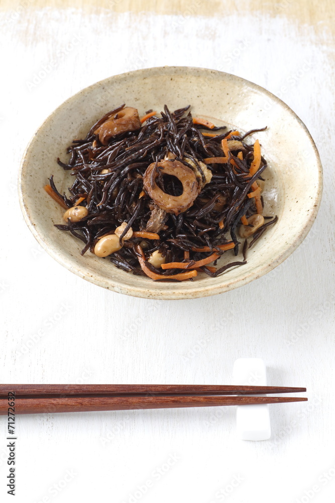 Sliced tangle boiled in sweetened soy sauce