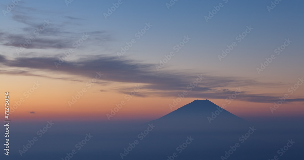 富士山顶，日出时有云