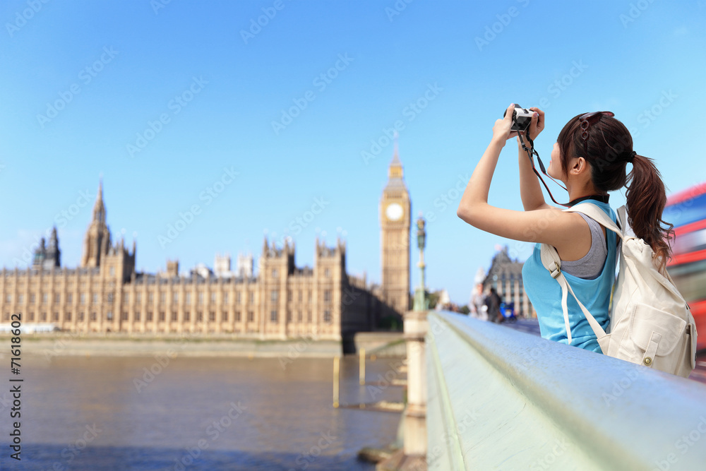 快乐女人在伦敦旅行