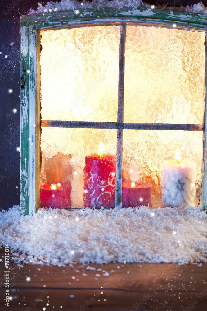 weihnachtdeko auf einem fenster