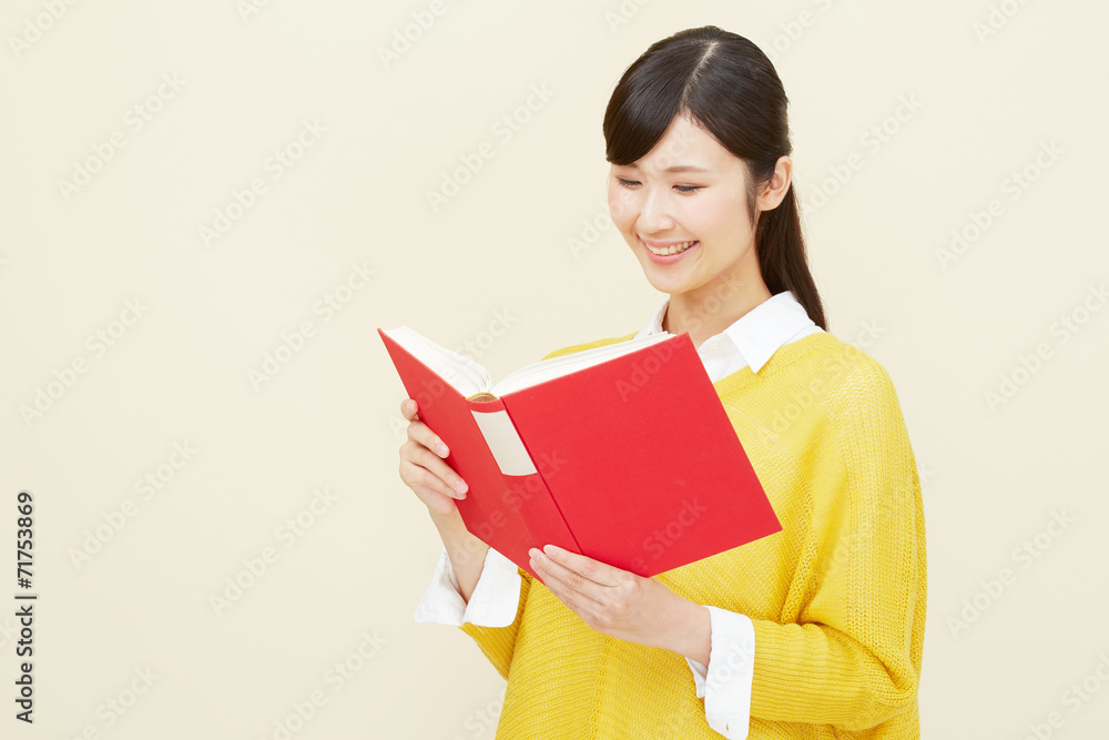 読書する女性