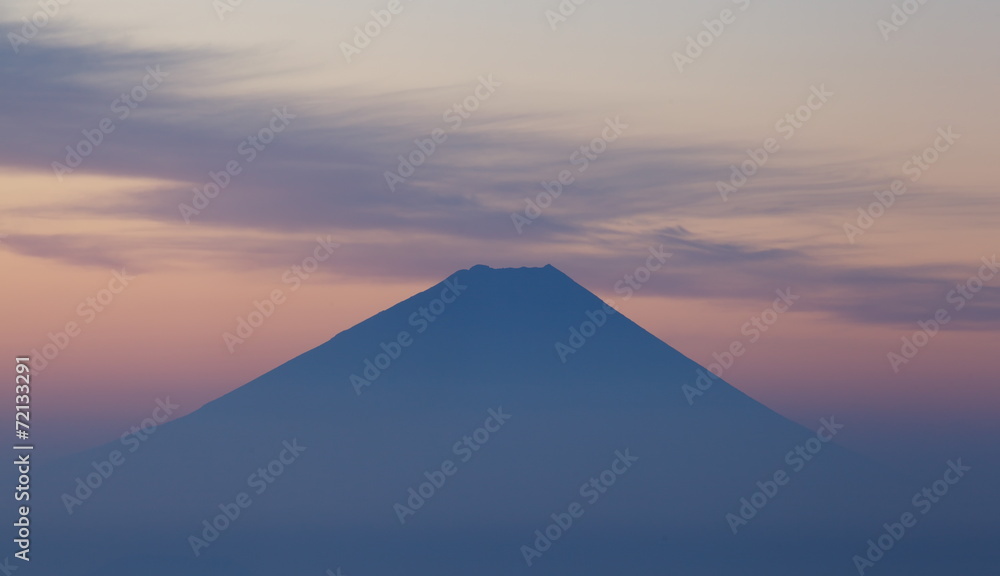 富士山顶，日出时有云