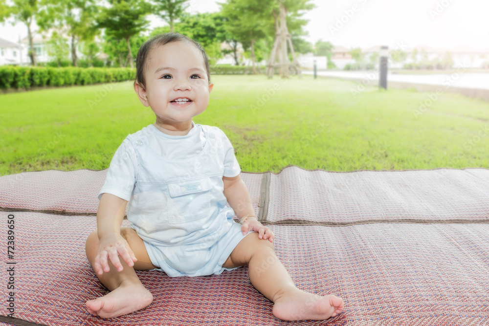 公园里可爱的亚洲婴儿看着镜头