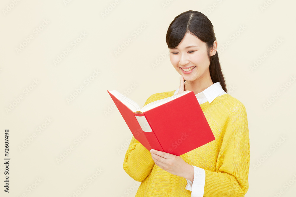 本を読む女性