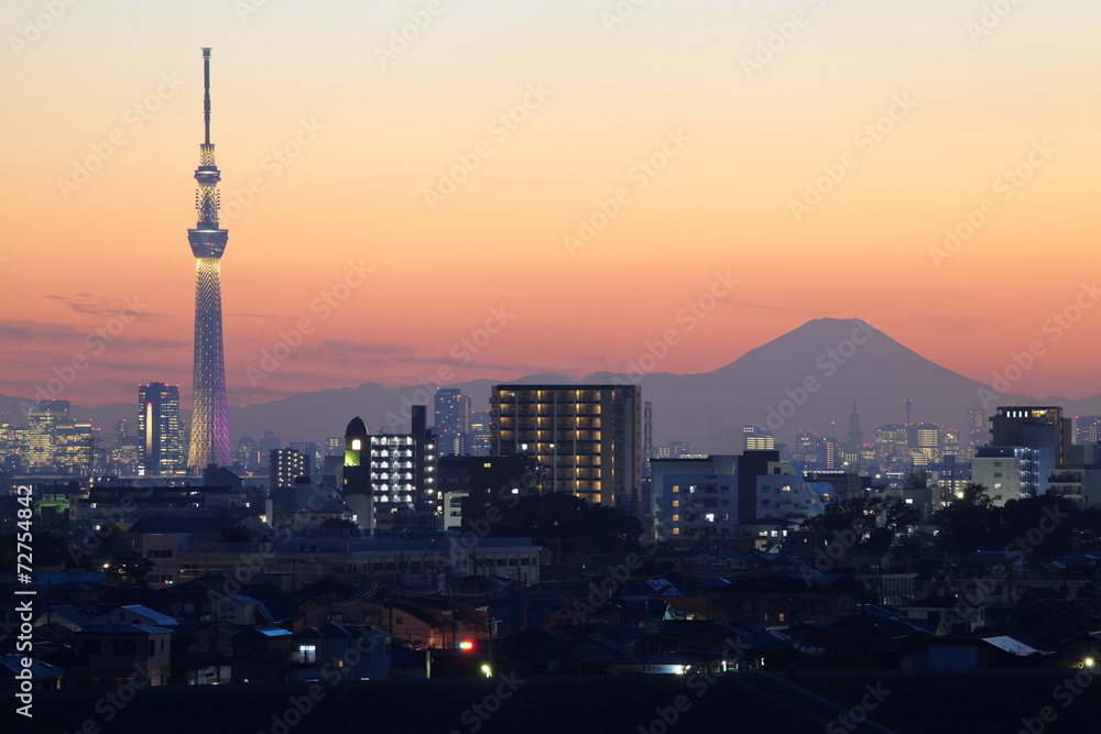 东京日落与东京天空树和富士山