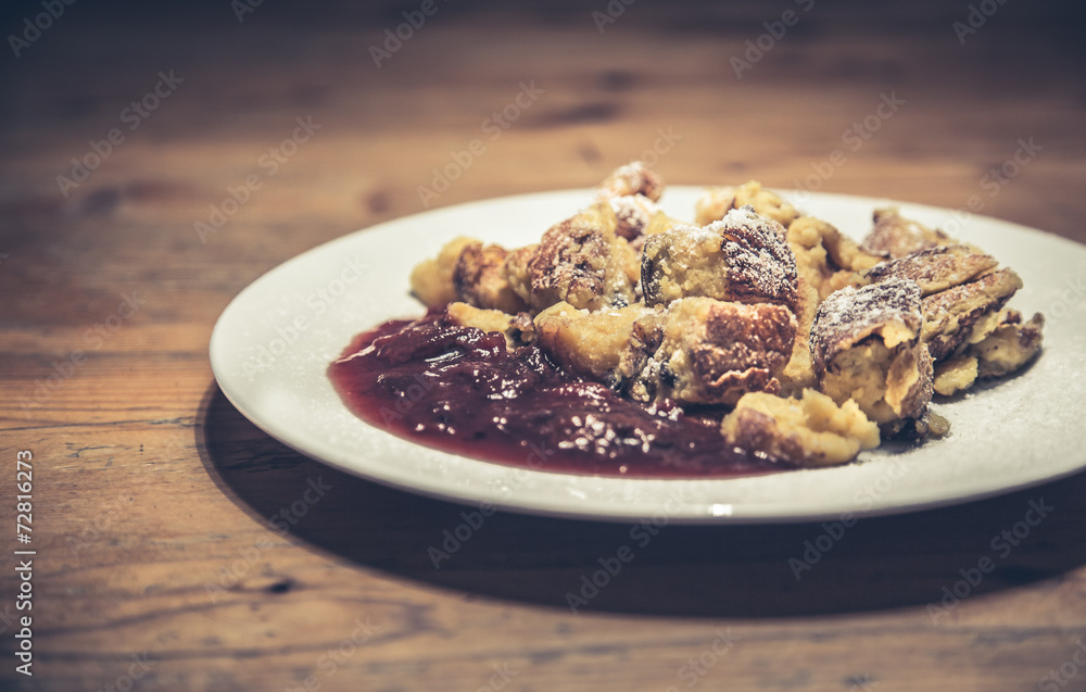 Kaiserschmarrn煎饼甜点配李子蜜盘