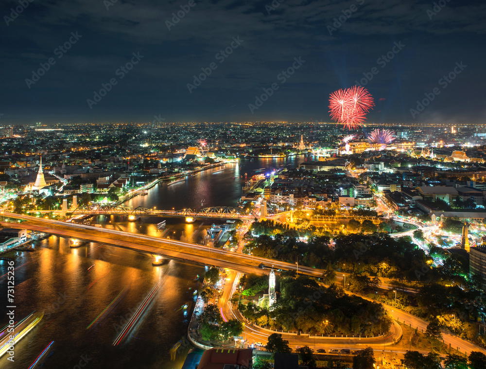 泰国曼谷，烟花汇演的湄南河夜景