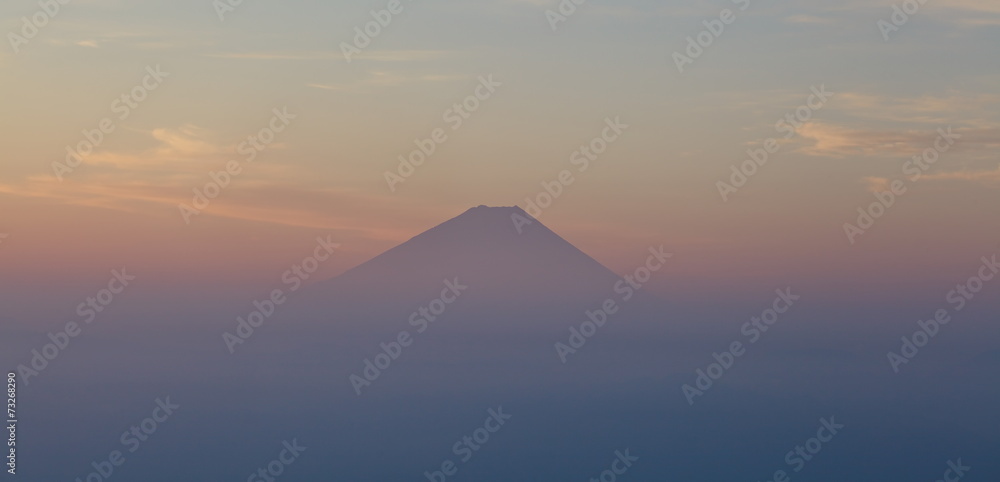 富士山顶和日出前的晨曦