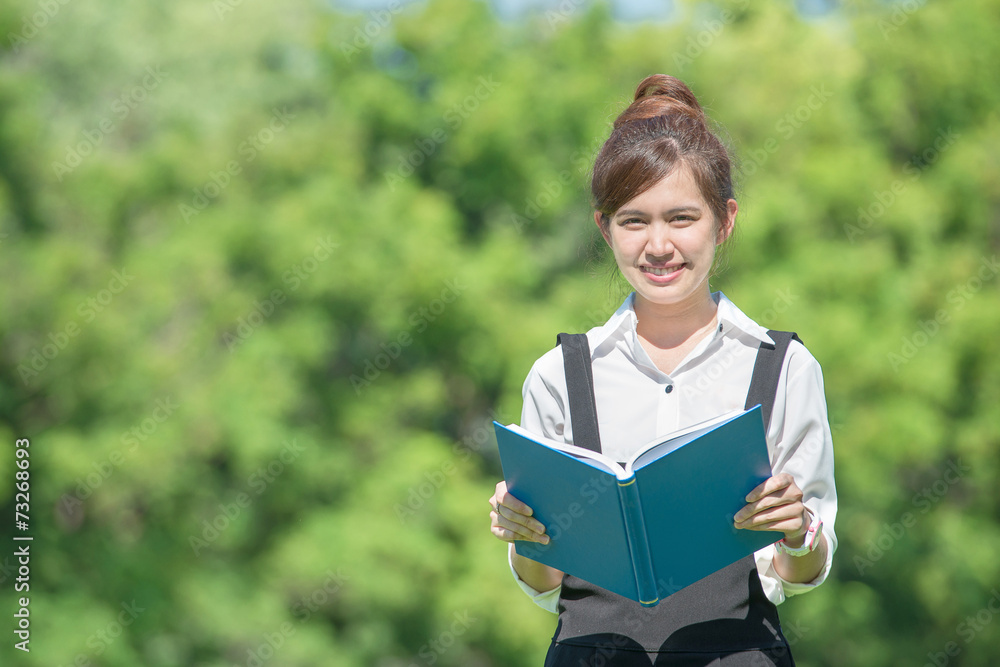 成年学生在大学读书