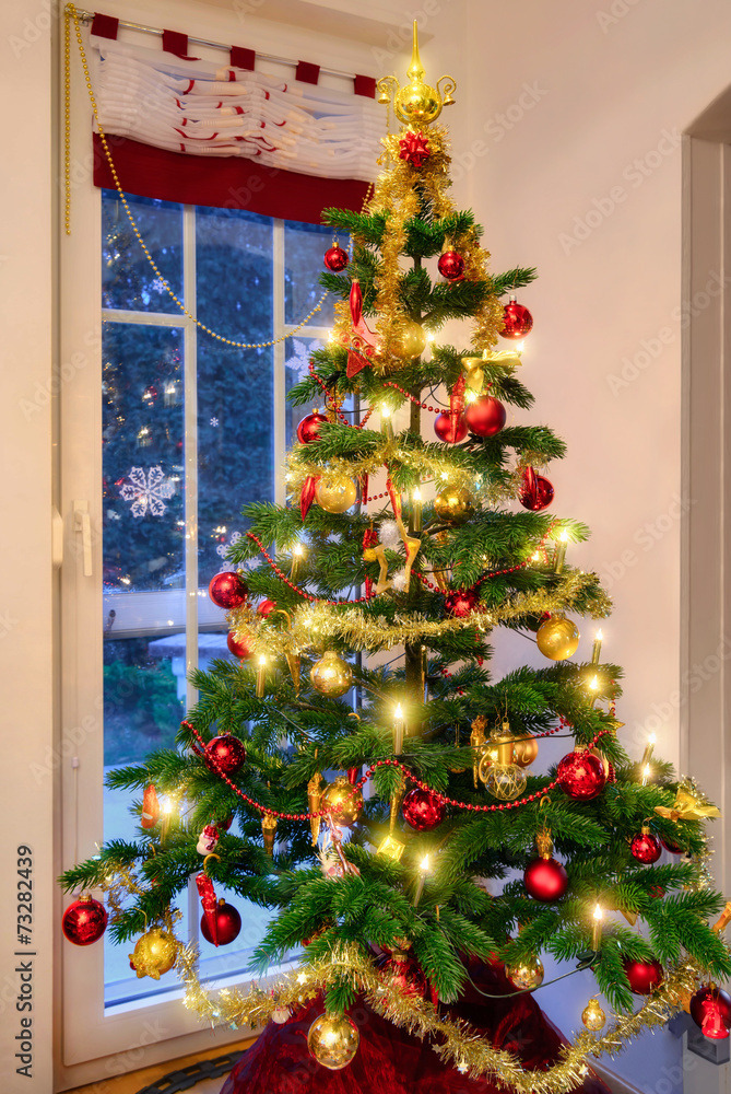 Weihnachtsbaum im Wohnzimmer