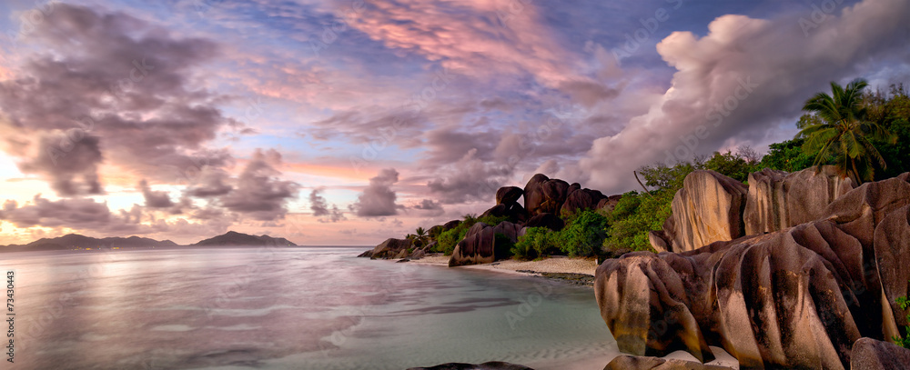 Anse Source d黄昏时的紧急全景，西谢尔的拉迪格