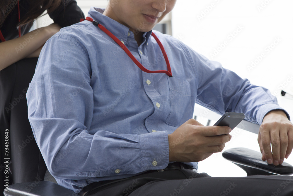 Men to make sure the mobile phone during break