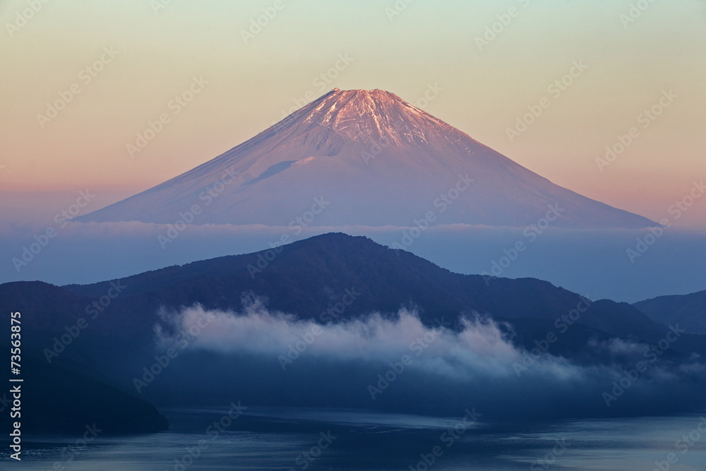 日本箱根的阿什湖和富士山