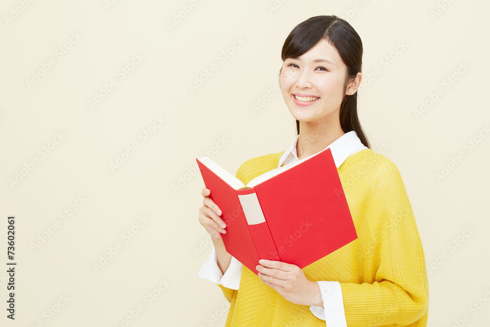 読書する女性