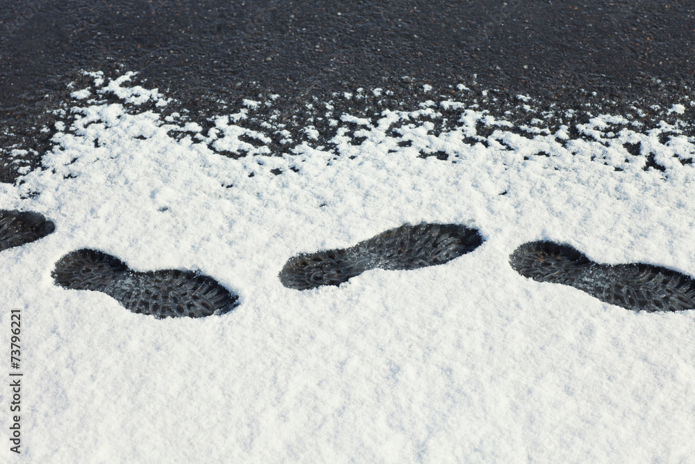 雪地街道上的足迹