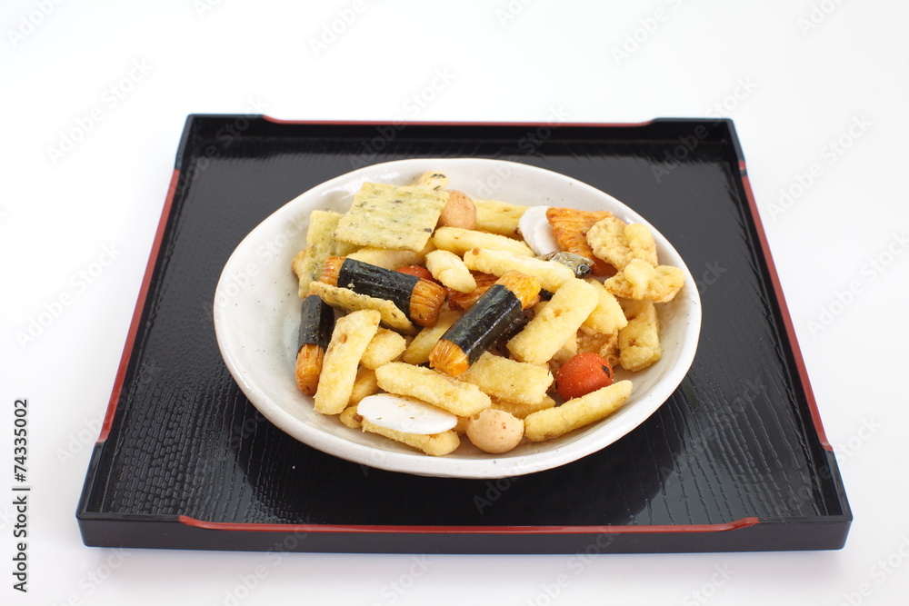 日本大相扑米饼干或松脆的零食片和花生