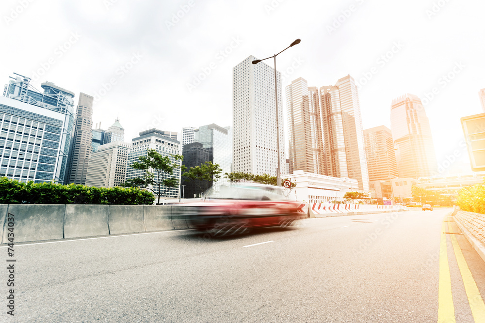 现代城市道路上的城市景观和交通步道